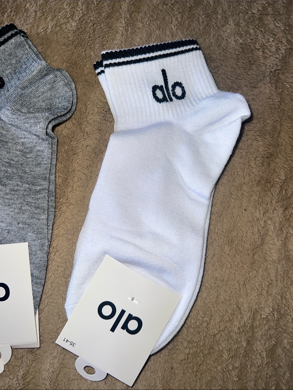 ALO Yoga Women’s Ankle Socks - Grey & White with Black Logo 2 Pairs - Picture 3 of 5